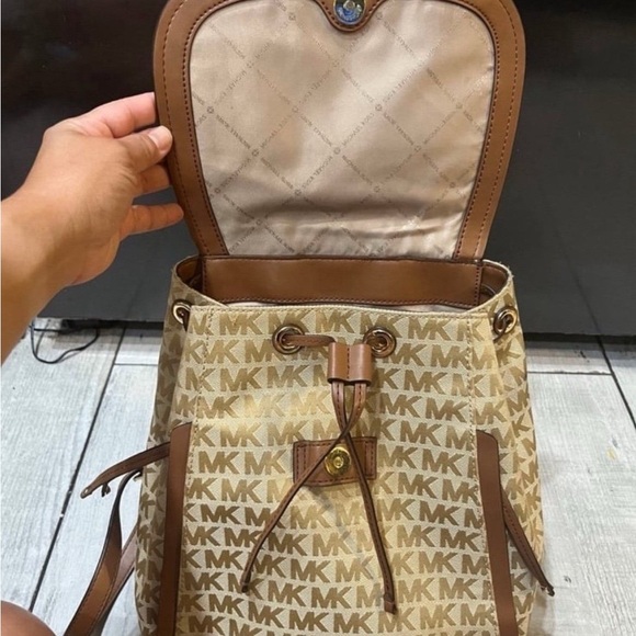 Michael Kors Evie Bag MK Monogram Backpack - Picture 2 of 6